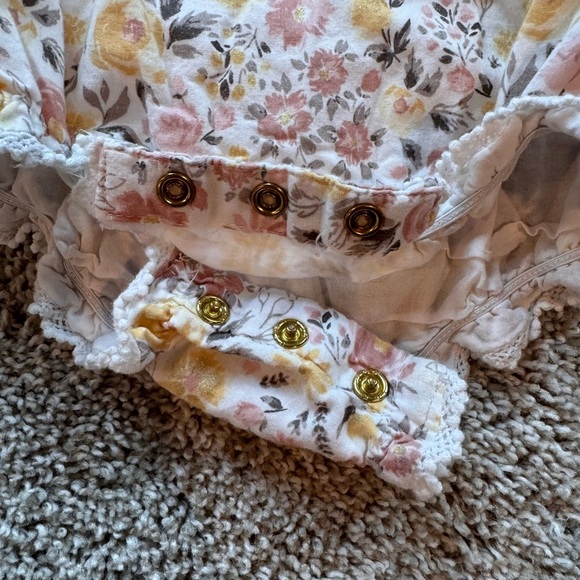 Dylan & Abby Baby Girl Floral Ruffle Romper boho vintage- Size 6-9 Months - Picture 6 of 7